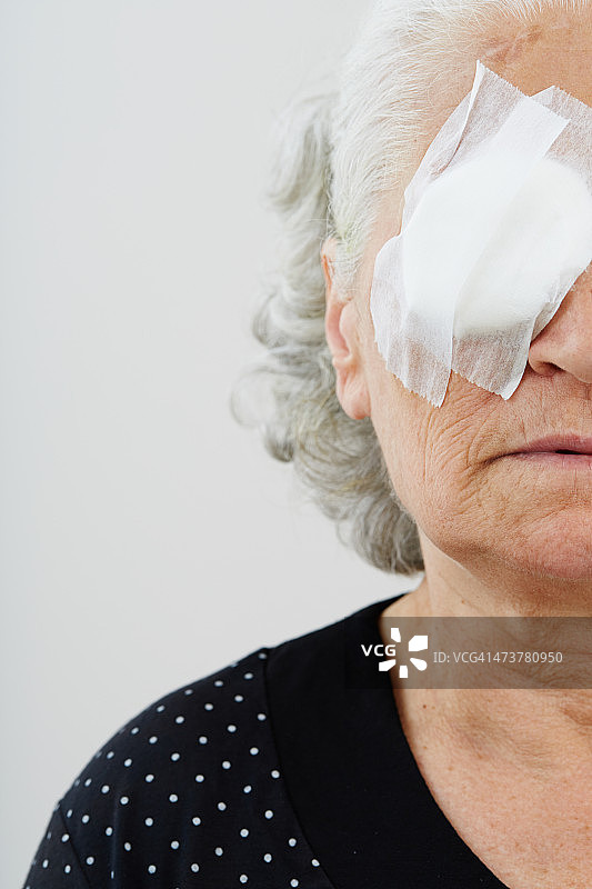 戴眼罩的老年女人图片素材