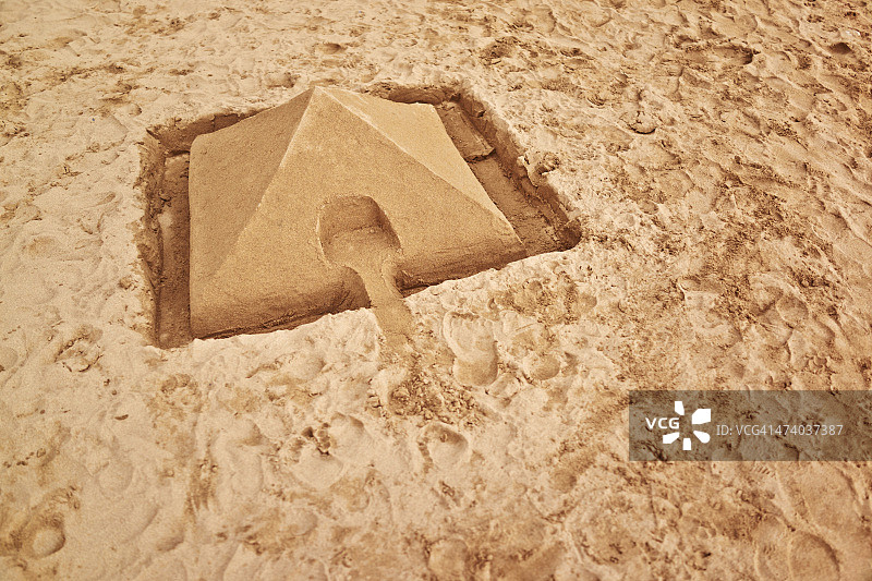 海滩上的金字塔沙堡图片素材