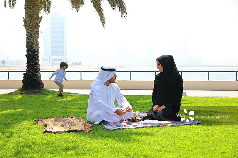阿拉伯家庭户外野餐图片素材