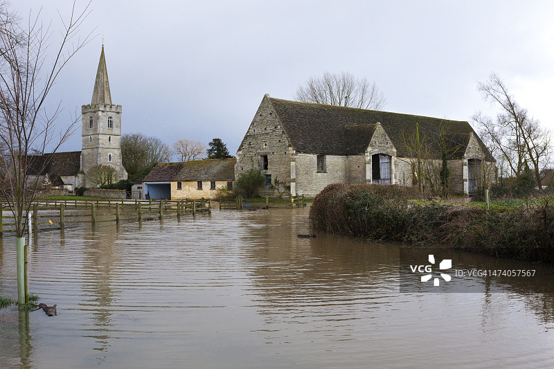 英国阿什尔沃斯塞文河洪水图片素材