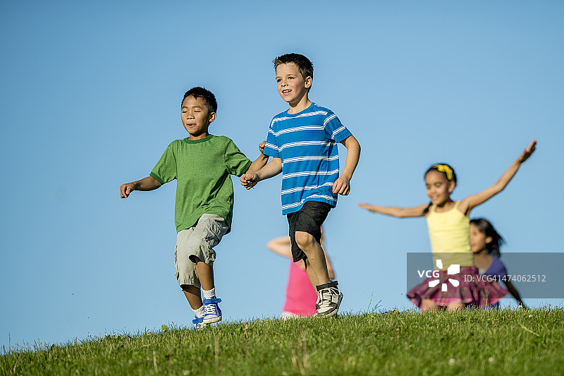 孩子们玩捉人游戏图片素材