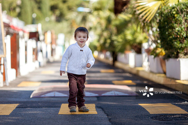 街上的小男孩图片素材