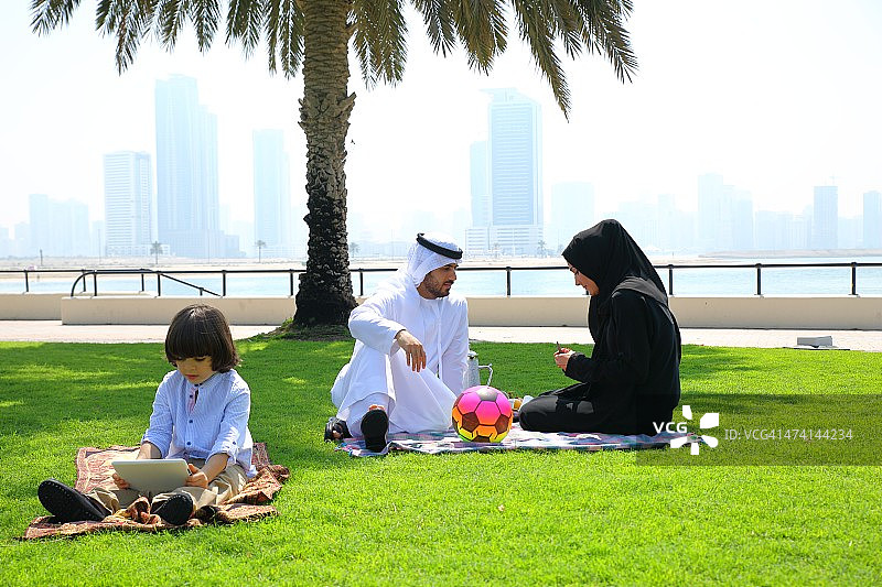 阿拉伯家庭户外野餐图片素材