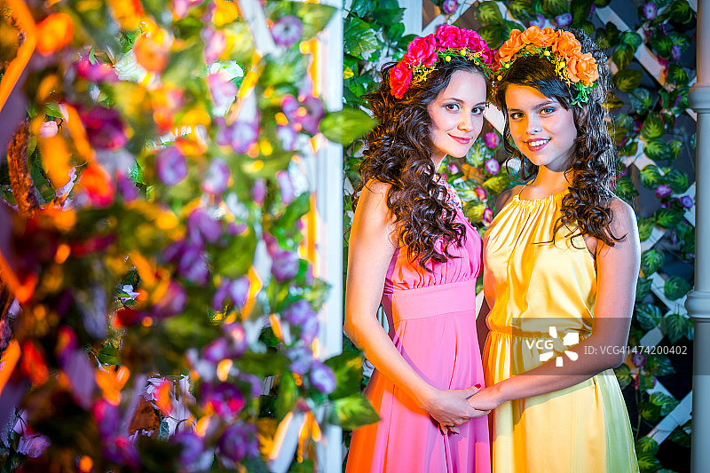 花园里可爱的女朋友们图片素材