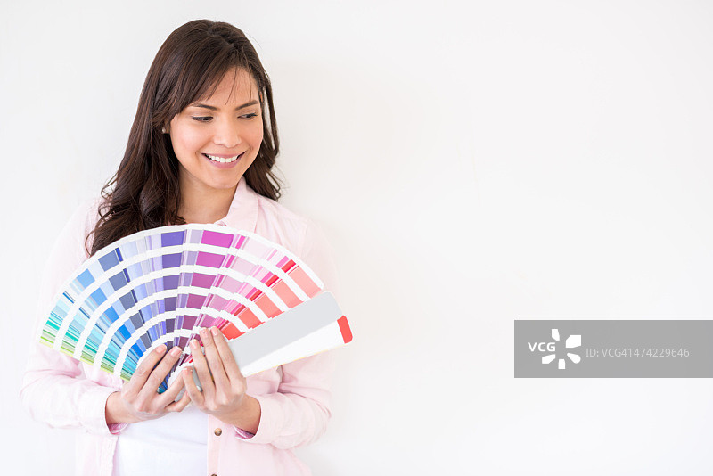 女人粉刷白色墙壁图片素材