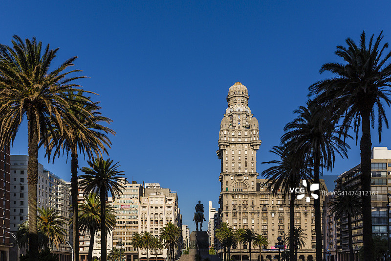 独立广场上的萨尔沃宫图片素材