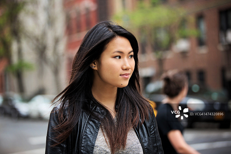 在纽约市的年轻女人图片素材