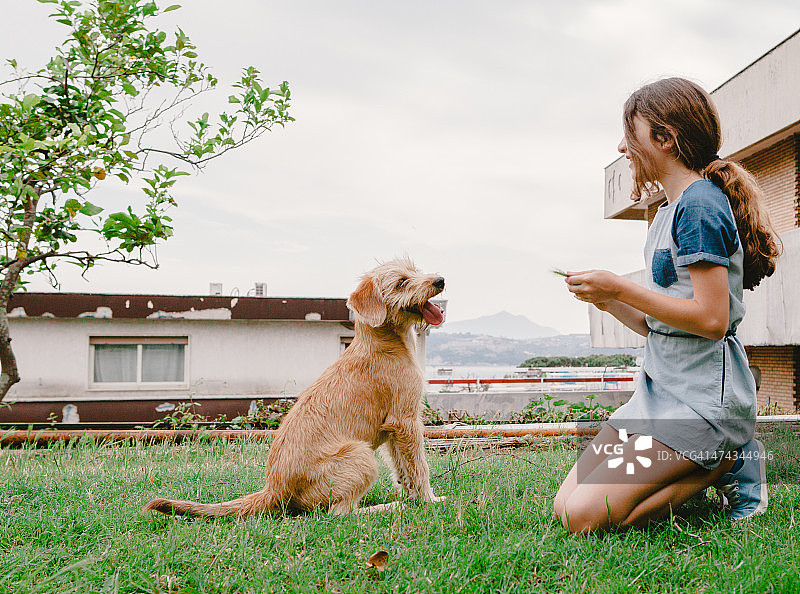 和她的狗玩的女孩图片素材