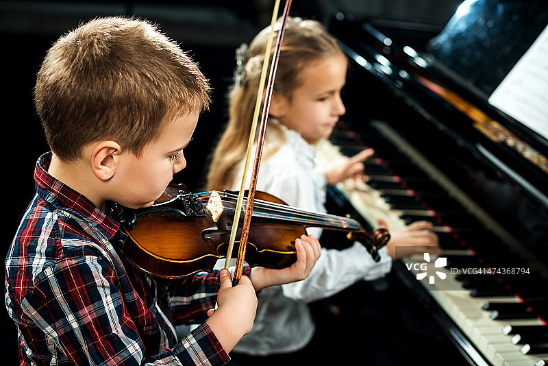 两个孩子演奏古典音乐图片素材