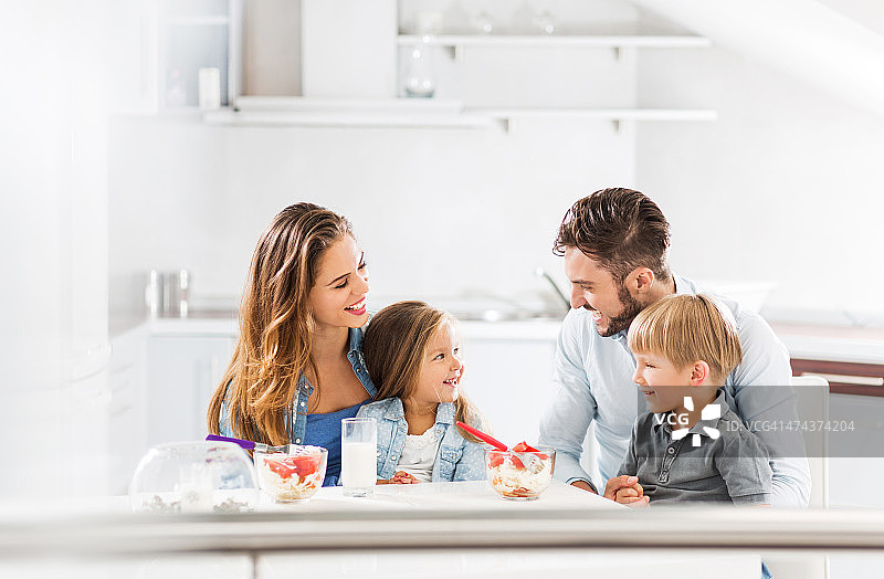 幸福的一家人一起享用午餐图片素材