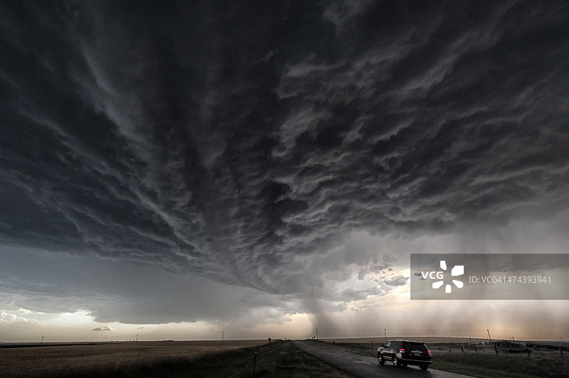 乡村道路上形成的超级单体风暴图片素材