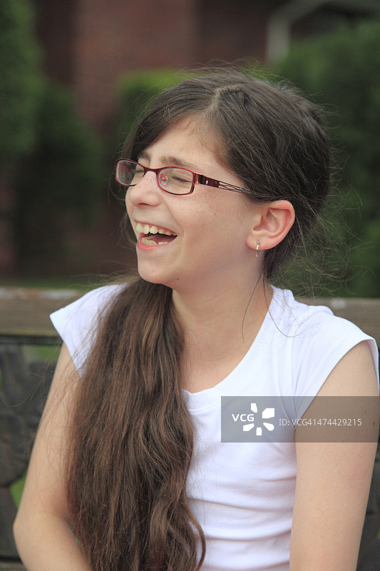 青少年女孩在笑图片素材