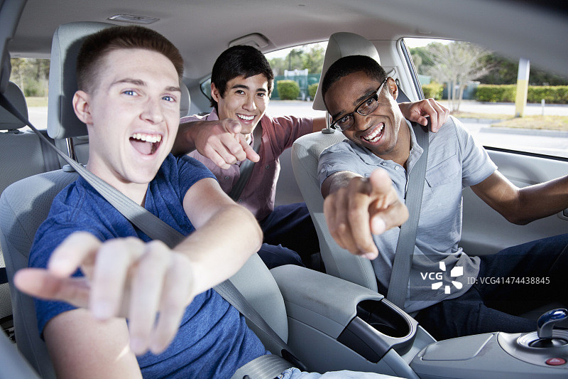 在汽车里的年轻男人图片素材