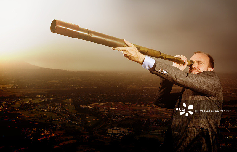 有远见的商人展望未来图片素材