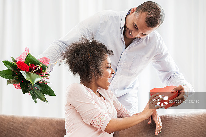 非裔美国男人为结婚纪念日给妻子带来惊喜图片素材