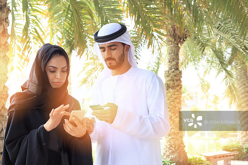 中东家庭使用手机图片素材