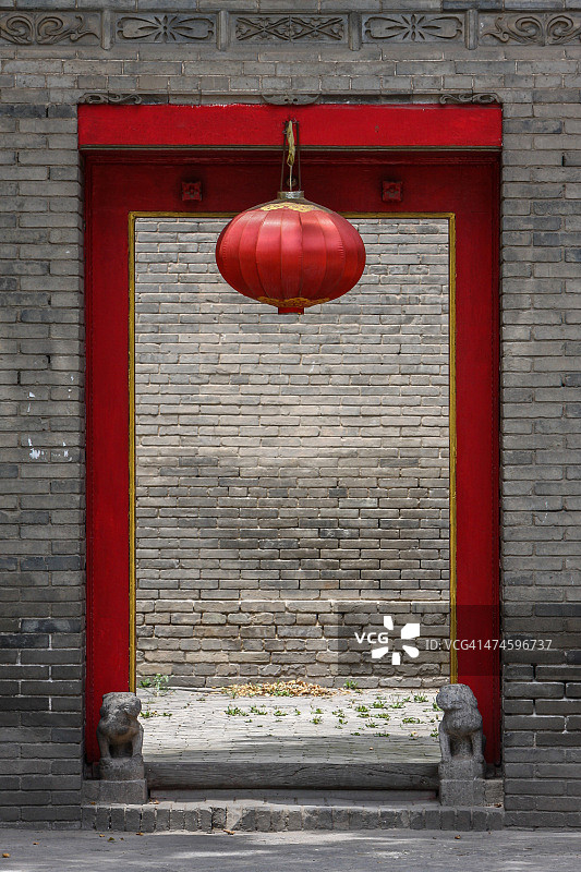 带中式灯笼和灰色砖块的红色门廊图片素材