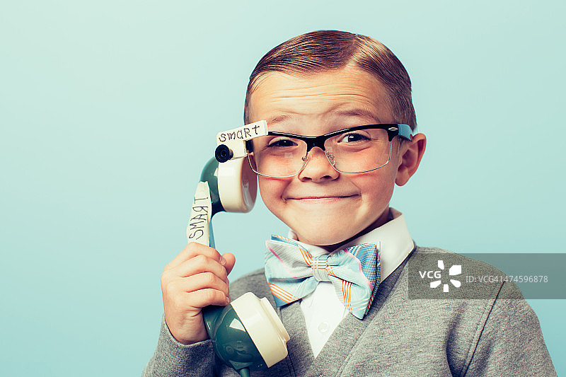 使用智能技术的少年图片素材