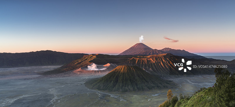 印度尼西亚布罗莫火山的日出图片素材