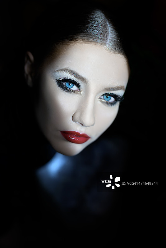 光线下的迷人女性图片素材