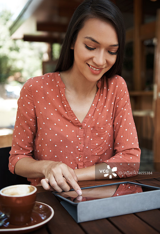 喝咖啡时刷社交媒体图片素材