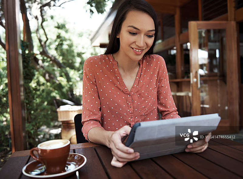 在咖啡馆舒适上网图片素材