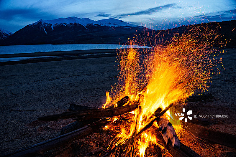 风景秀丽的山间湖泊旁的篝火图片素材