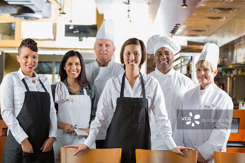 现代餐厅厨房里不同职业的厨师和服务员图片素材