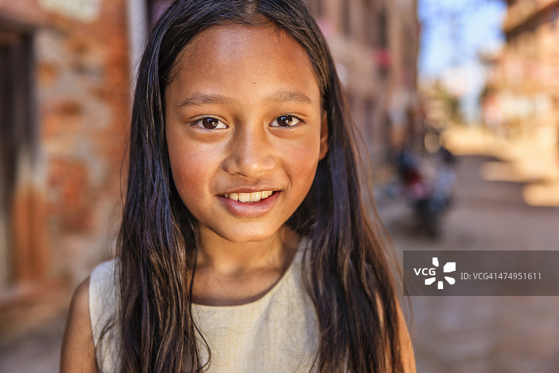 尼泊尔巴克塔普尔的年轻尼泊尔女孩图片素材