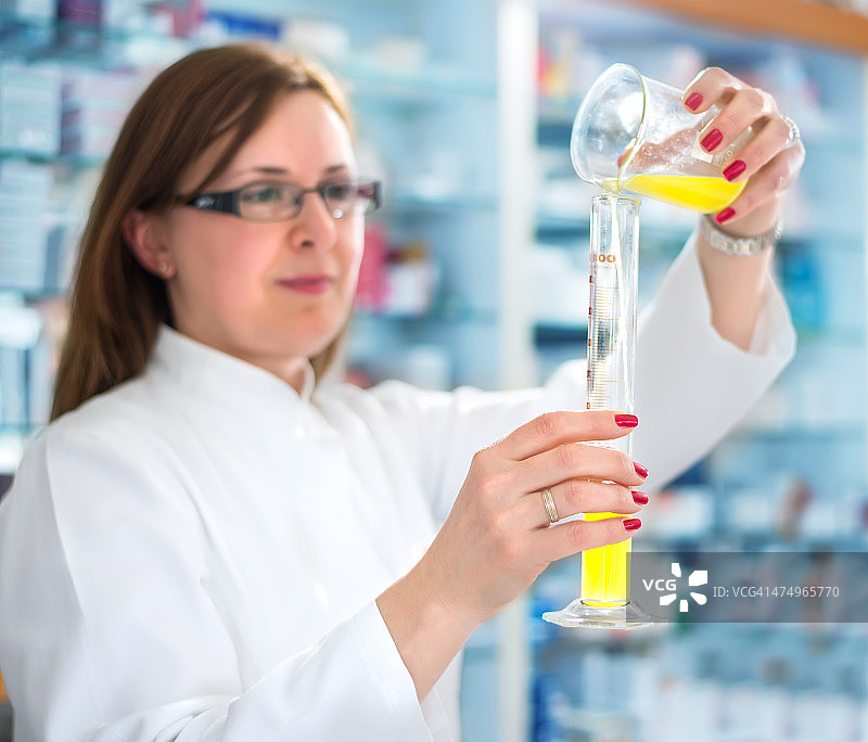 药剂师混合药物成分图片素材