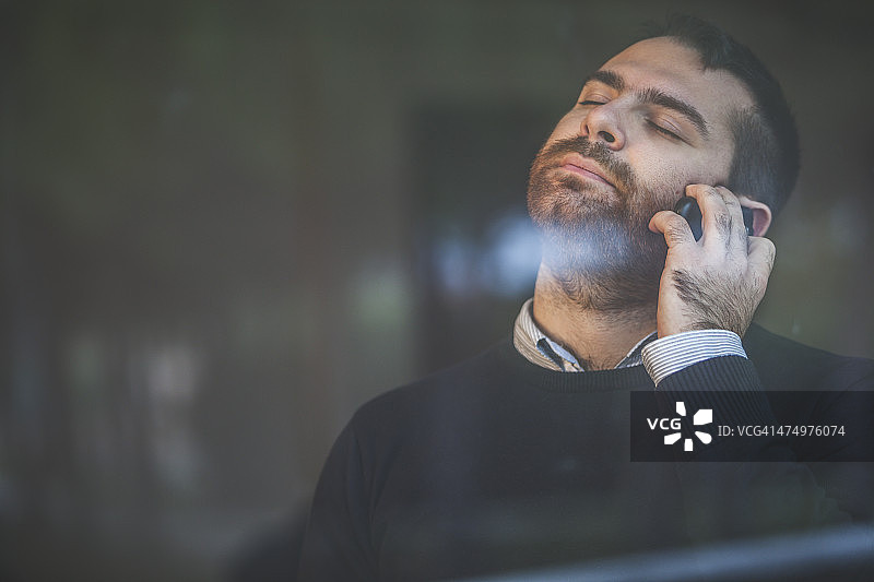 打电话的焦虑男人：坏消息图片素材