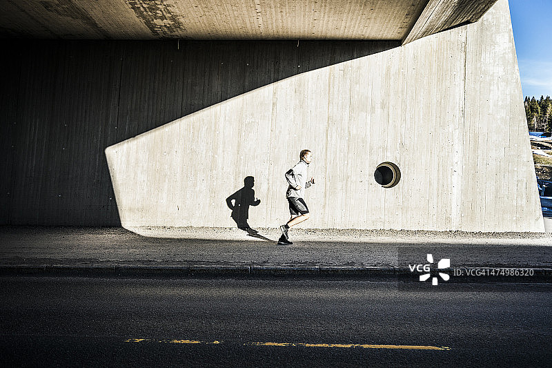 男子在清晨的城市中奔跑图片素材
