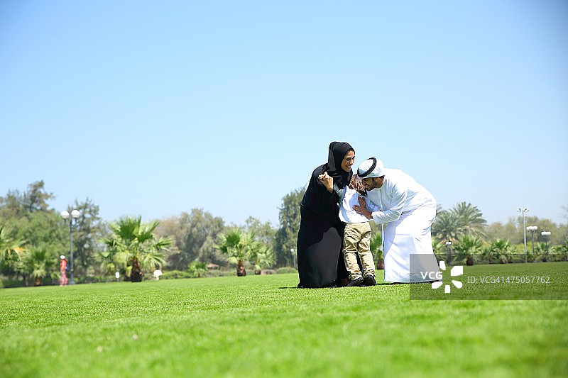 在公园里享受休闲时光的阿拉伯家庭图片素材