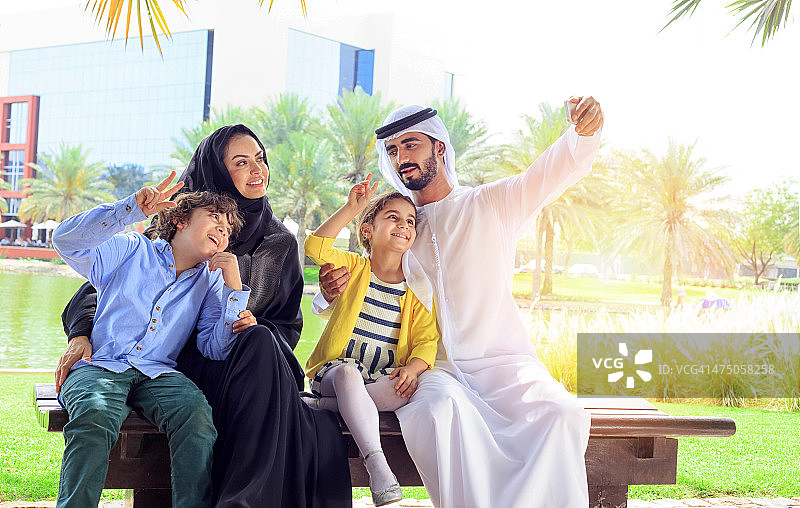 中东家庭自拍图片素材