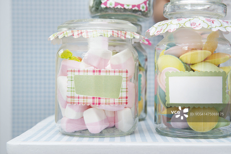 装有糖果的罐子，带有空白标签图片素材