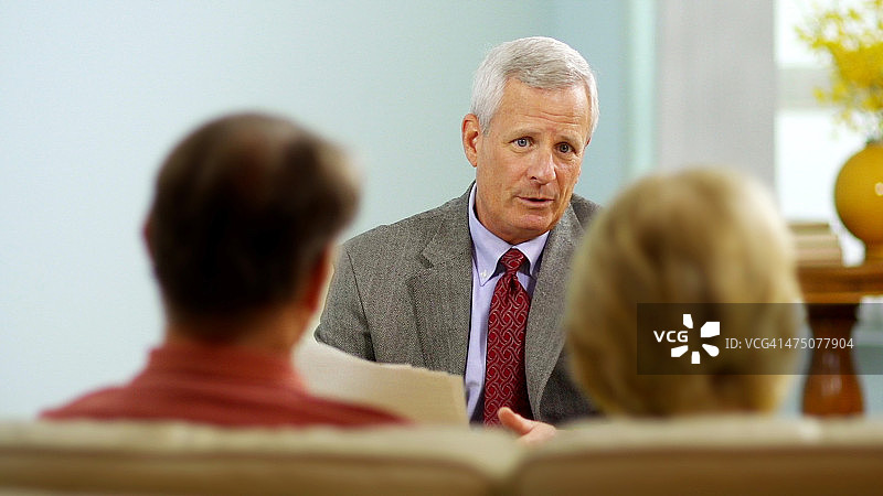 商务人士与情侣交谈图片素材