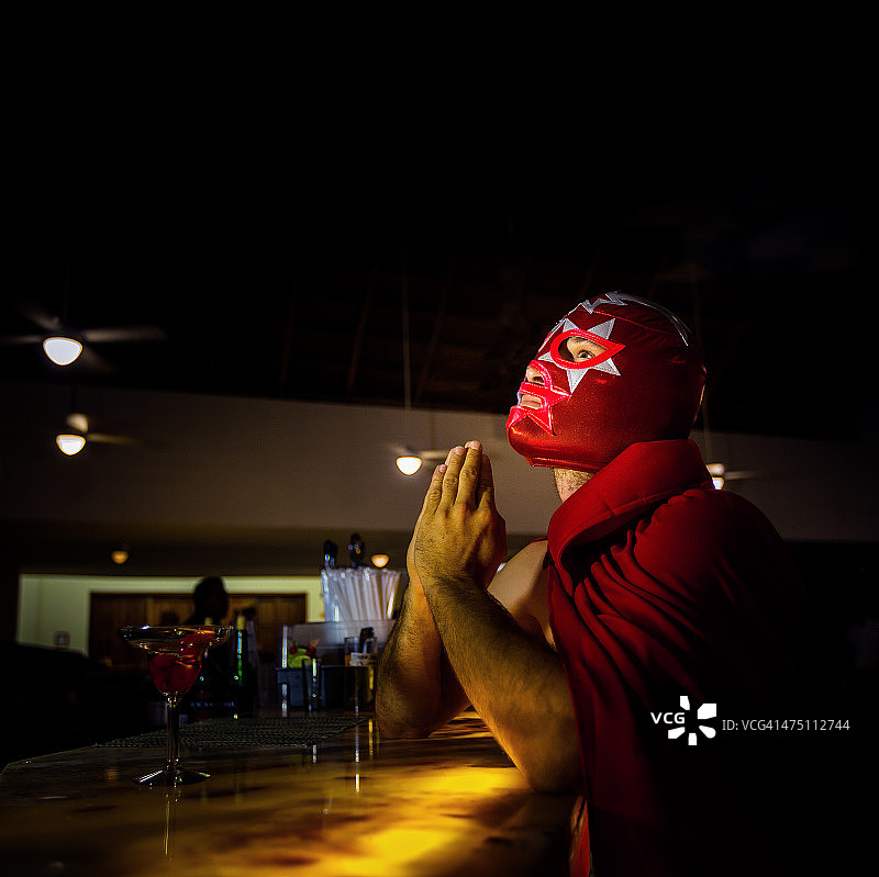 酒吧里的墨西哥摔跤手图片素材