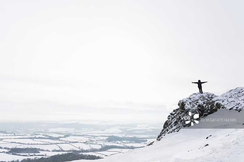 站在什罗普郡特雷金山上的女人，英国图片素材