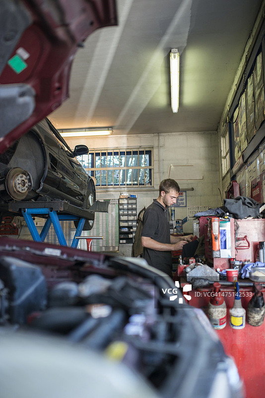 技工在车库工作图片素材