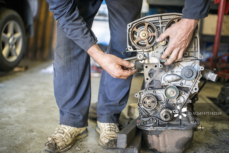 正在修理汽车零件的机械师图片素材