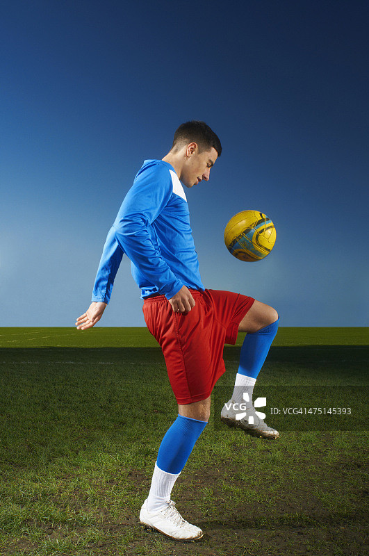 玩足球颠球的年轻男人图片素材