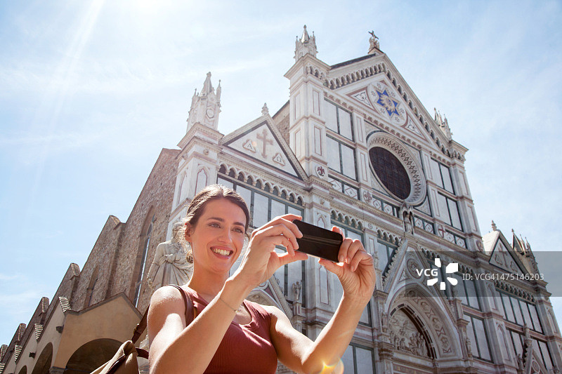 意大利佛罗伦萨圣十字广场圣十字教堂外的女人图片素材