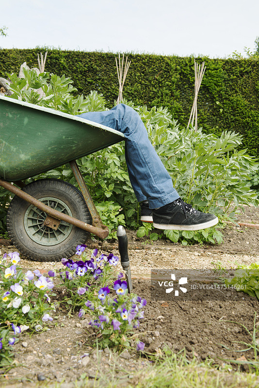 在手推车里的青少年男孩的腿图片素材