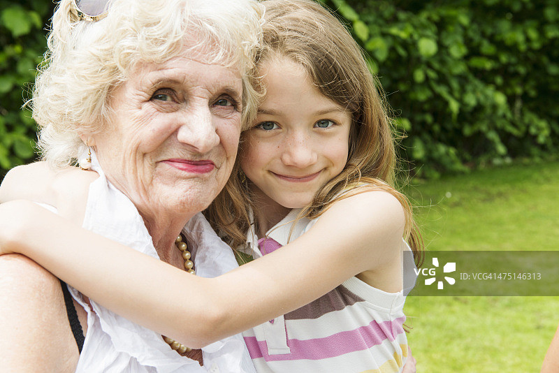 祖母和孙女拥抱的肖像图片素材