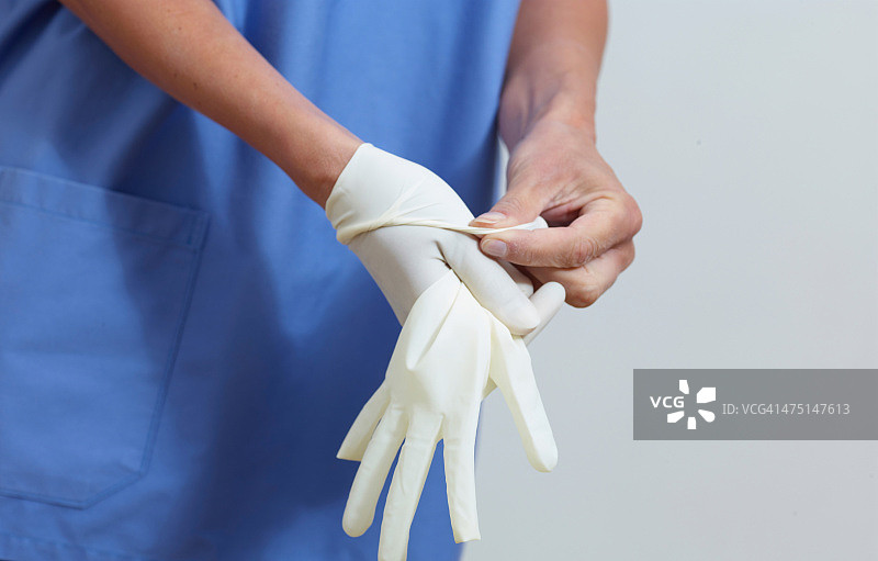 外科医生戴乳胶手套图片素材