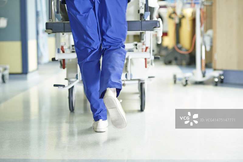 医护人员推着担架在医院走廊奔跑的腿部图片素材