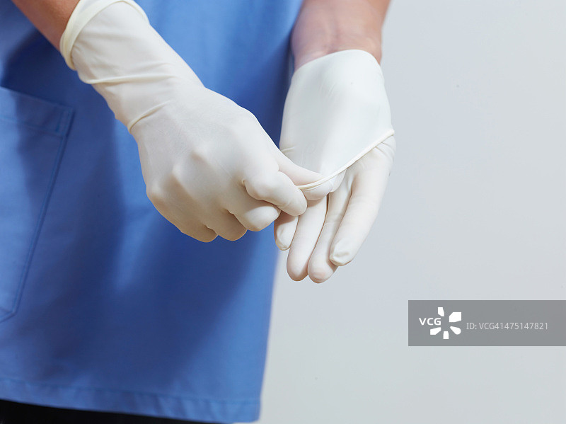 外科医生戴乳胶手套图片素材