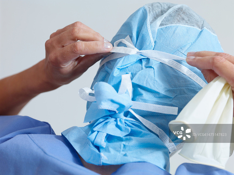 外科医生戴上外科口罩图片素材