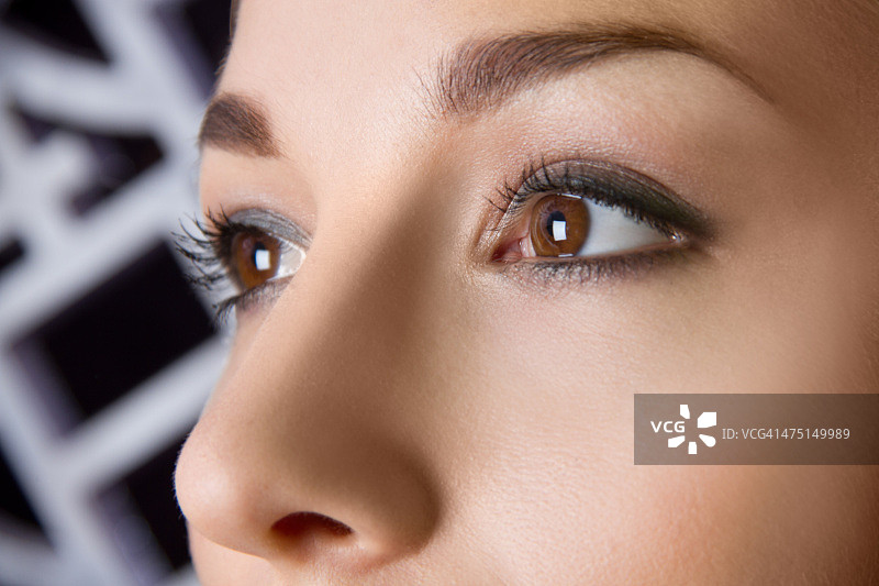 年轻女子眼睛的影棚肖像特写图片素材