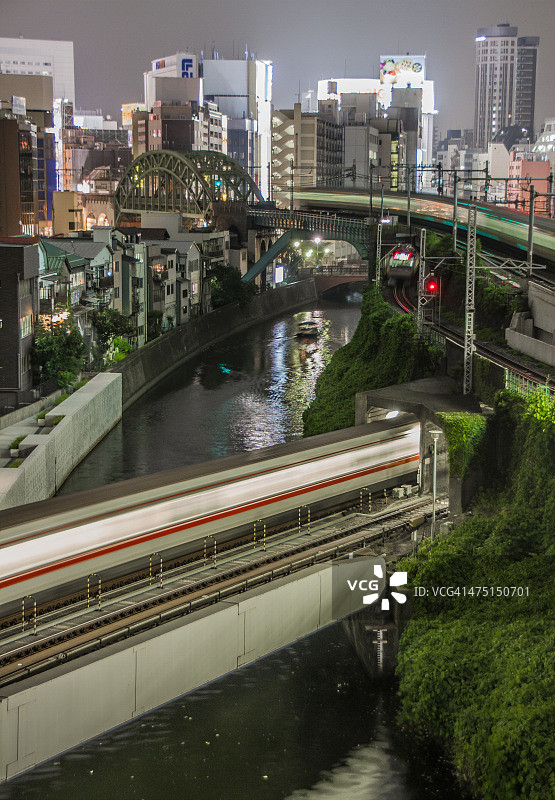 东京御茶之水列车交汇图片素材